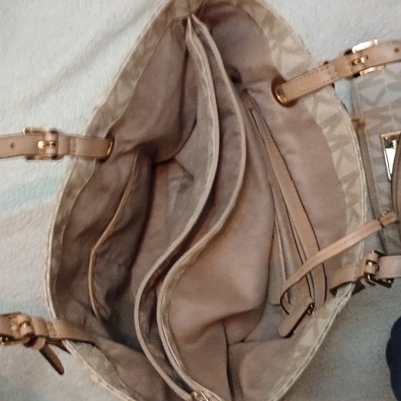 Michael kors tote and wallet - Picture 8 of 12